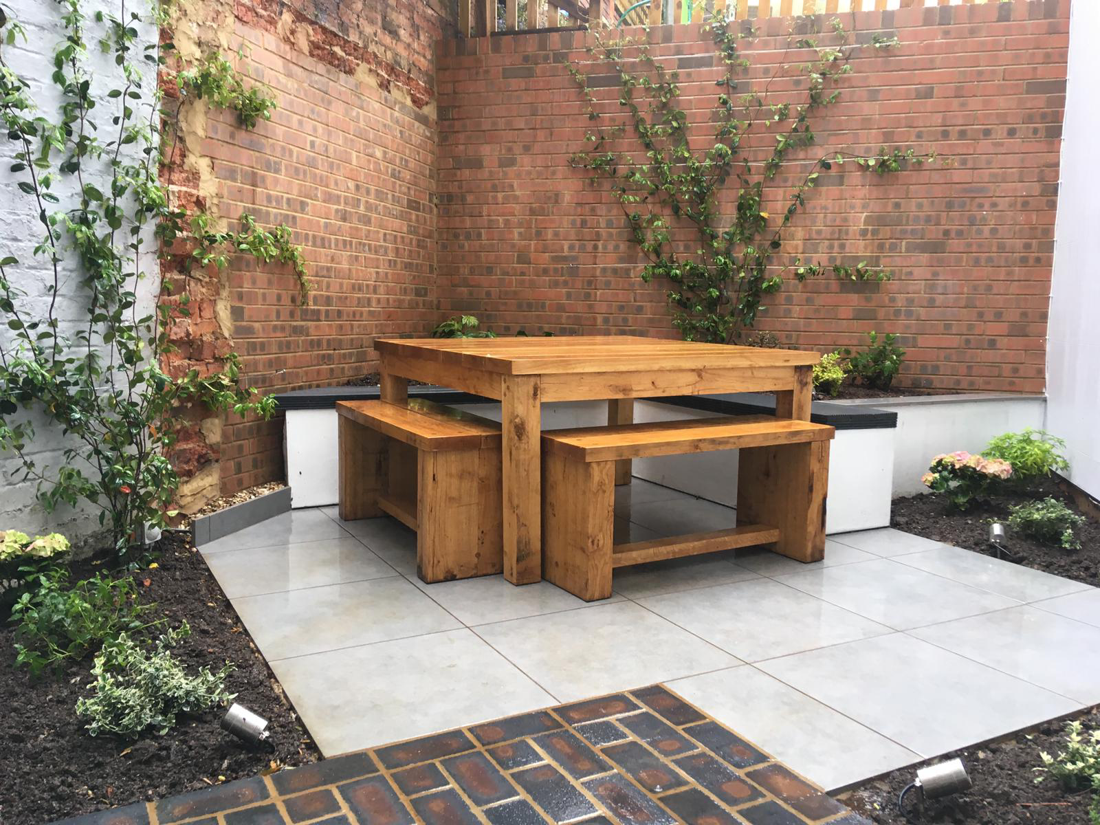 Outdoor dining area by Martyn Powell Landscapes